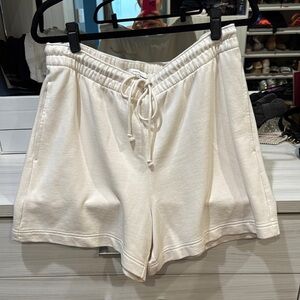 Vince Cream Shorts with Drawstring Waist and pockets